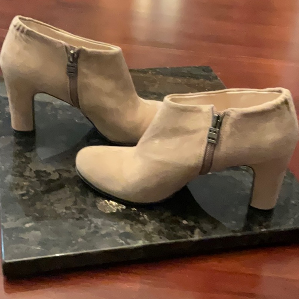 9 West cream shooties. Size 7.5